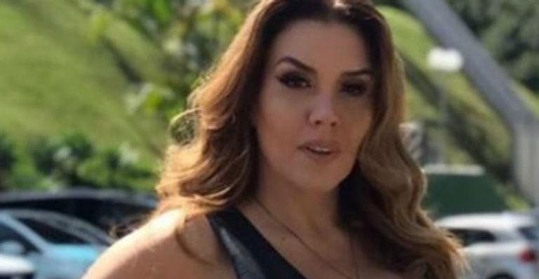Simony abusa do decote em clique e impressiona: “Mulher exuberante”