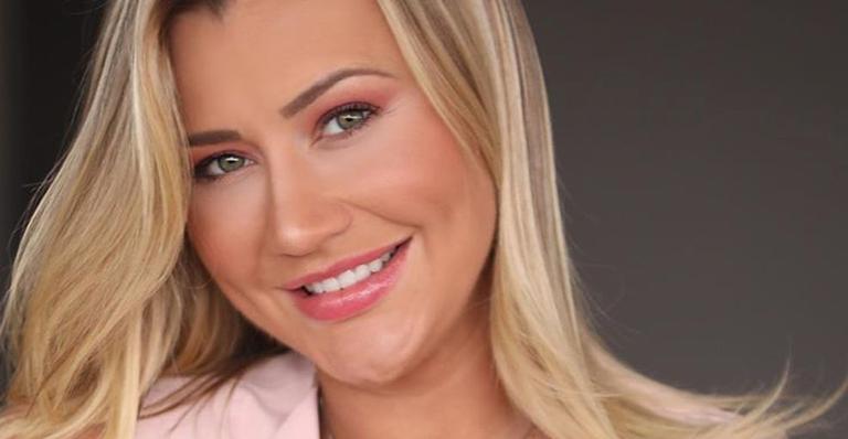 Ela sorriu? Bebê de Ana Paula Siebert surge com macacão estiloso e faz pose para fotos