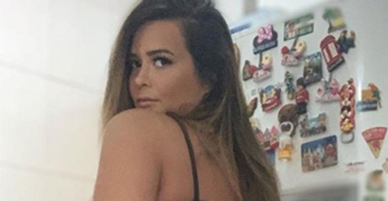 Geisy Arruda aposta em camisola curtíssima e deixa a polpa do bumbum de fora: ”Delícia”