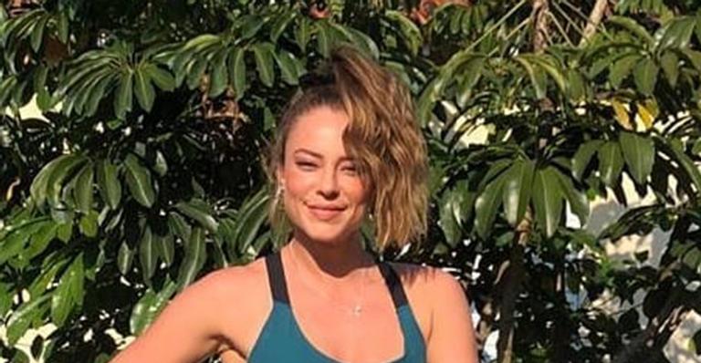 Acompanhada, Paolla Oliveira deixa fãs babando ao exibir corpo definido após treino em sua mansão