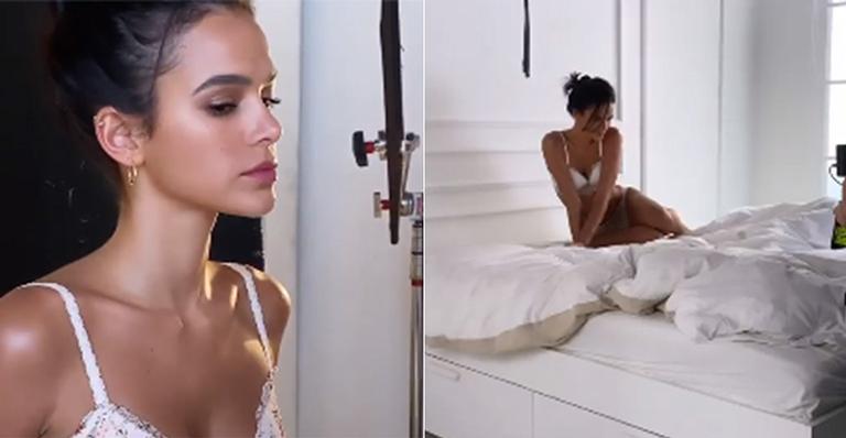 Bruna Marquezine deixa fãs babando ao surgir de calcinha e sutiã nos bastidores de ensaio
