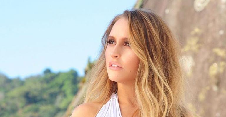 Hoje um mulherão, Carla Diaz causa ao surgir com maiô branco – e cavadíssimo