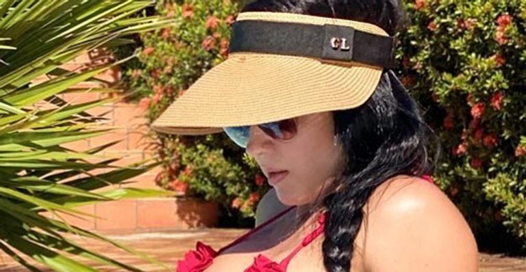 Graciele Lacerda elege biquíni fio-dental de lacinho e exibe corpo perfeito: ”Que barriga é essa?”