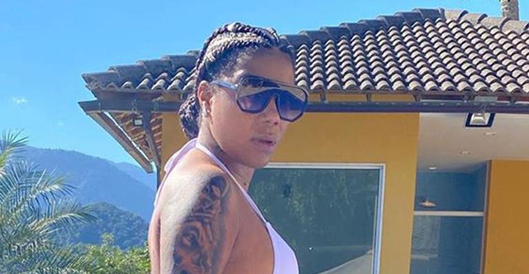 Em momento bem ousado, Ludmilla posa empinando o bumbum com biquíni fio-dental