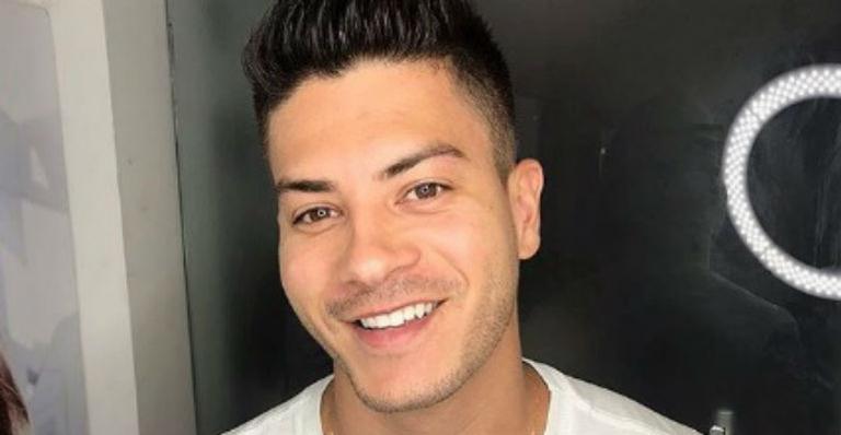 Arthur Aguiar sensualiza ao surgir sem camisa nas redes: “Coração chega a parar”