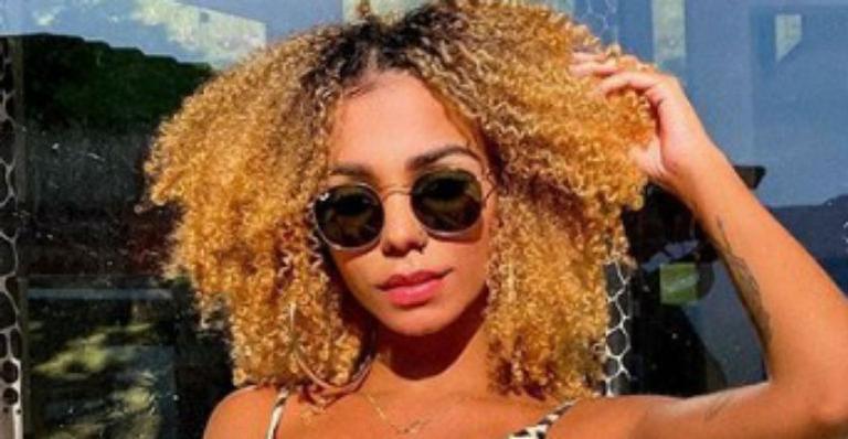 Brunna Gonçalves ostenta corpo sarado ao posar de biquíni de oncinha: “Que mulher”