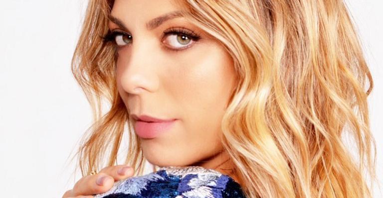 Sheila Mello encanta a web ao curtir noite de fogueira ao lado da filha: ”A cara da mãe”