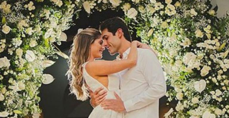 Bárbara Evans divide cliques inéditos do casamento civil