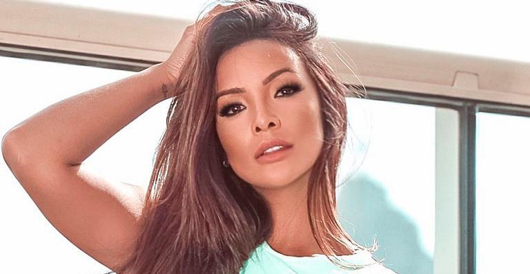 Carol Nakamura arrasa com maiô cavado e corpão rouba a cena: ”Coisa mais linda”