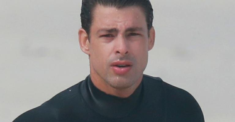 Cauã Reymond curte dia de surf e volume indiscreto chama atenção na sunga