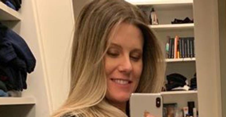 Feliz da vida, esposa de Tiago Leifert exibe barriguinha de grávida pela primeira vez