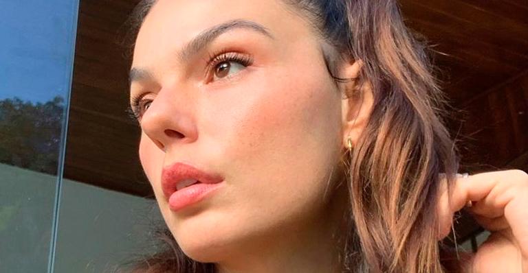 Isis Valverde surge suada e decotada após exercícios e faz charme
