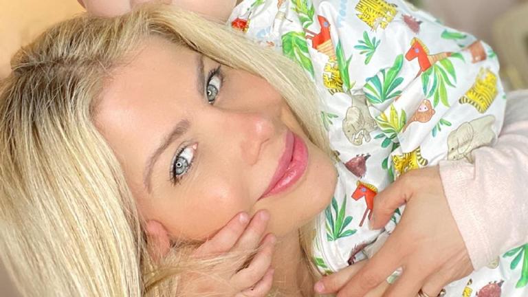 Karina Bacchi encanta a web ao surgir em cliques descontraído com o filho