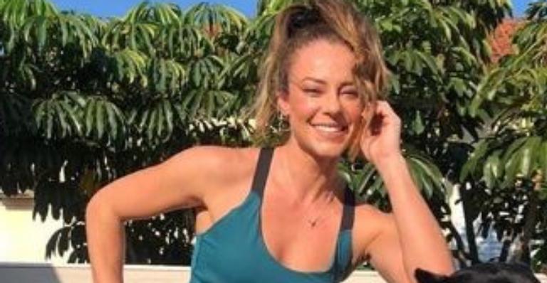 Paolla Oliveira ostenta barriguinha sequinha e ganha companhia especial durante treino em casa