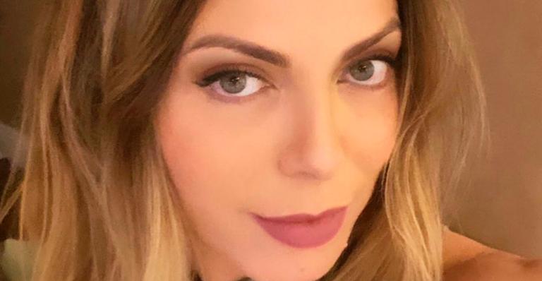 Sheila Mello surge agarrada ao namorado, ganha declaração e responde: ”Cada dia mais encantada”