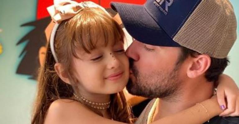Fernando Zor celebra seis anos da caçula com beijo especial e beleza da menina chama a atenção
