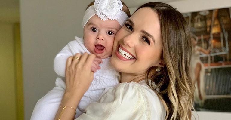 Filha de Thaeme Mariôto ‘destrói’ bolo de aniversário e surge toda lambuzada: ”Será que ela gostou?”