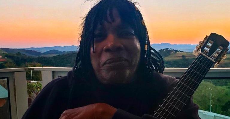 Milton Nascimento surge em foto raríssima com o filho e emociona com carta: ”Maior presente”