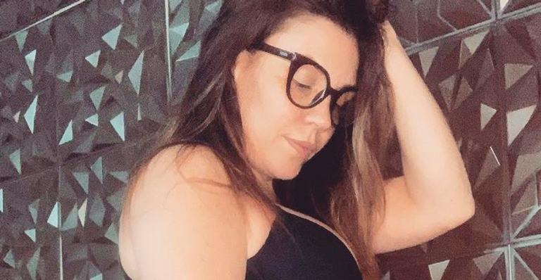 Aos 43 anos, Simony posa somente de roupa íntima e bumbum gigante rouba a cena: ”O tempo só fez bem”