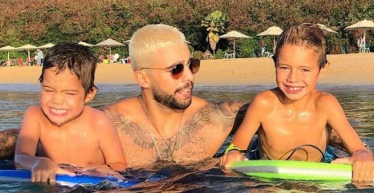 Após momento turbulento, Pedro Scooby e filhos aparecem felizes da vida em clique