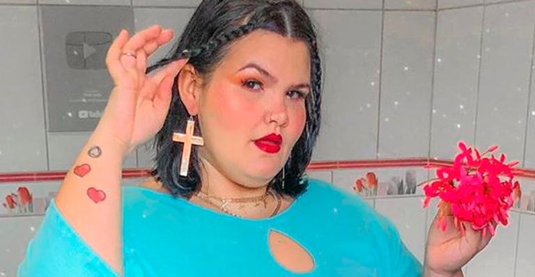 Thais Carla dispensa calças e exibe pernões sem retoques com calcinha cavada: ”Realidade”
