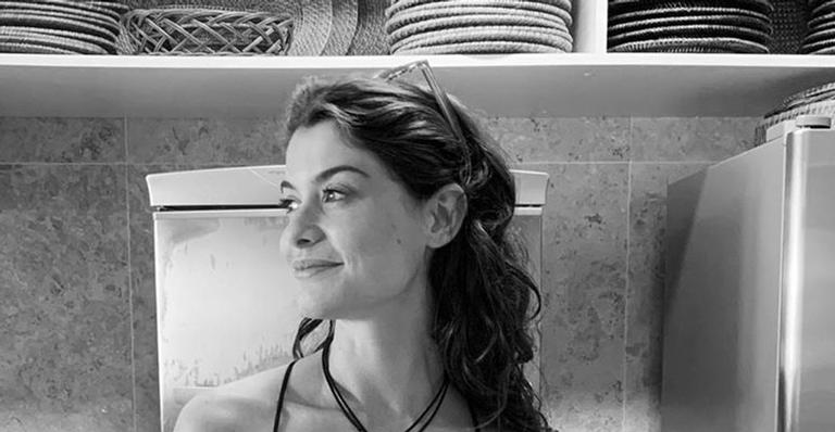 Alinne Moraes é clicada pelo marido na cozinha de casa e beleza choca fãs: ”Que decote é esse?”