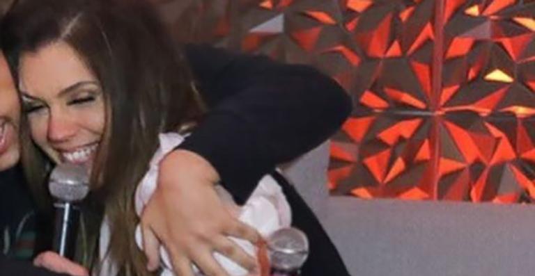 Simony surge agarradinha com primogênito em clique raro: ”Me ensinou o amor de verdade”