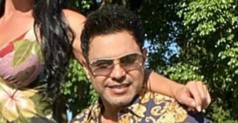 Zezé Di Camargo surge em momento romântico com a noiva e se declara: “Feitos um para o outro”