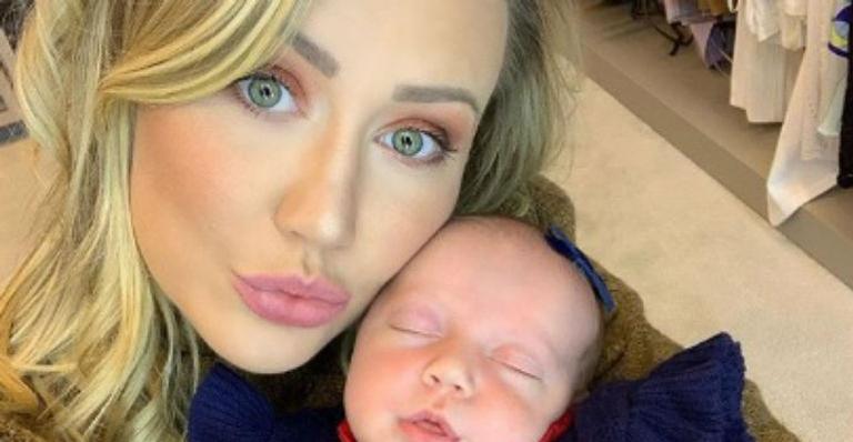 Ana Paula Siebert e filha recém-nascida surgem fazendo biquinho e encantam: “Coisa mais fofa”
