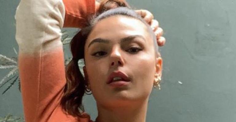 Isis Valverde surge deslumbrante ao mostrar seu look de quarentena: “Mood confortável”