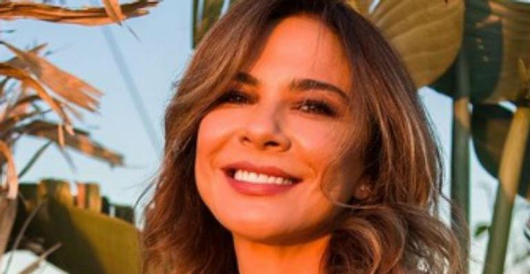 Luciana Gimenez surge só de camiseta e dá puxadinha estratégica: “Mulherão”