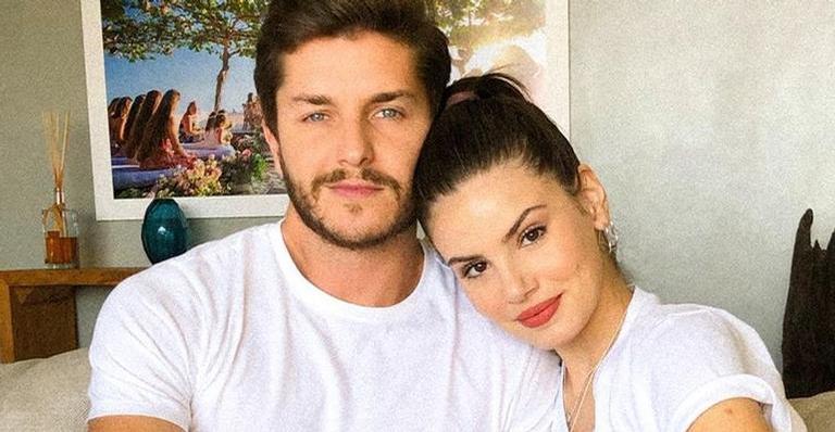 Camila Queiroz lista qualidades de Klebber Toledo e fala sobre maternidade: “O bebê vai vir”