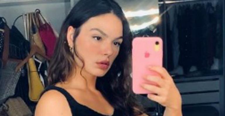 De regata curtíssima e sem sutiã, Isis Valverde sensualiza em selfie: “Que perfeição é essa?”