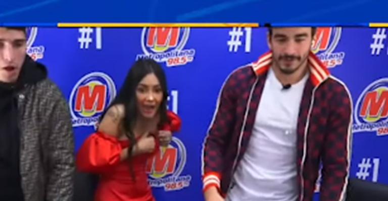 Ao vivo, ex-BBB Flayslane se empolga e seio pula para fora de vestido coladíssimo