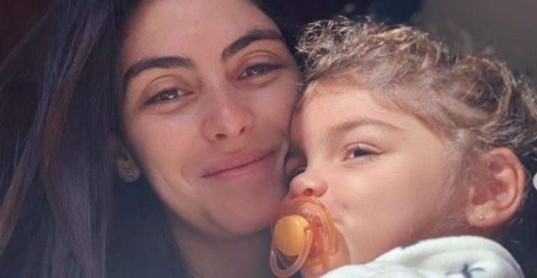 Mariana Uhlmann surge se divertindo com a filha e encanta: “Ai que delícia de foto”