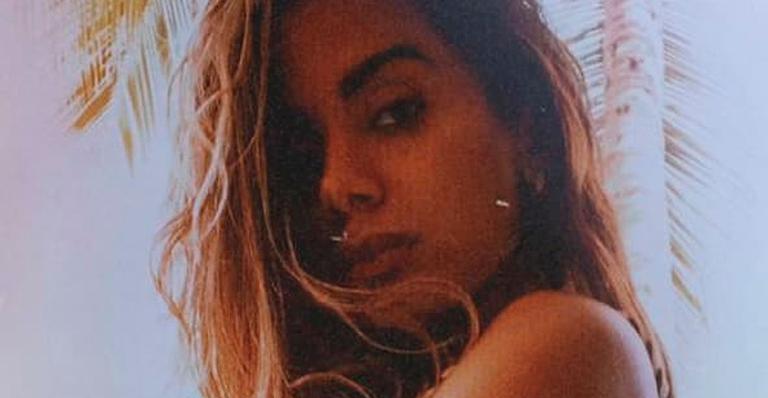 Anitta aposta em maiô cavado e bumbum ocupa a tela toda: ”Lindíssima”