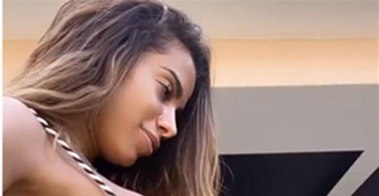 Anitta sensualiza de maiô e exibe pela primeira vez tatuagem romântica no bumbum