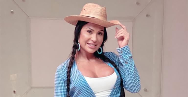 Gracyanne Barbosa posa de xadrez e shortinho mínimo deixando pernões de fora: ”Preparada para o arraiá”
