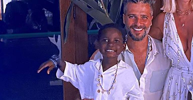 Filho de Bruno Gagliasso rouba a cena ao surgir com sorrisão no rosto e fazendo pose: ”Que figura”