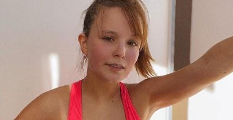 Fitness! Larissa Manoela mostra corpinho sarado após treino em casa e surpreende web