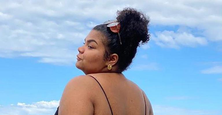 Após ser mãe, Flora Cruz posa de biquíni e solta o verbo: ”As pessoas têm o hábito de julgar”