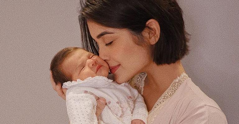 Letícia Almeida comemora um mês da filha Maria Teresa com festão temático