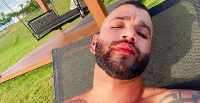 Sem camisa, Gusttavo Lima mostra corpão musculoso durante ensaio de música