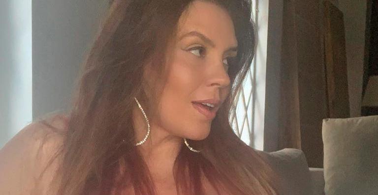 Aos 43 anos, Simony posa com lingerie transparente e corpão atrai elogios: ”Cada vez mais bonita”