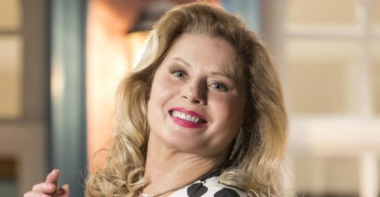 Após deixar a Globo, Vera Fischer corta o próprio cabelo e surge bem diferente: “Ficou meio torto”