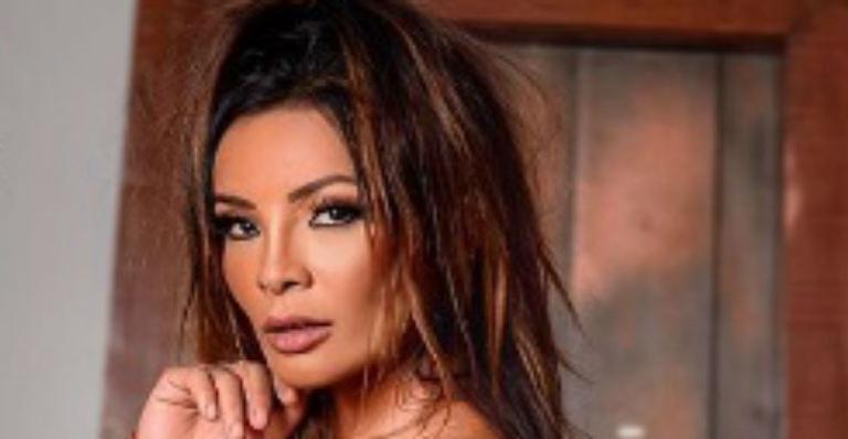 Carol Nakamura empina o bumbum e surge de fio dental: “Misericórdia, minha nossa senhora”