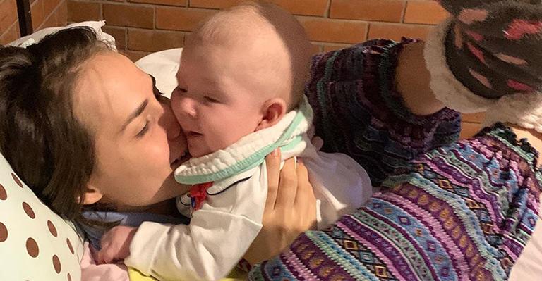 Leticia Colin surpreende ao mostrar método diferentão para fazer o filho comer: ”Que fofura”