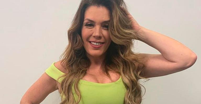 Simony posa com vestido curtíssimo que cobre só o essencial e atrai elogios: ”Linda e poderosa”