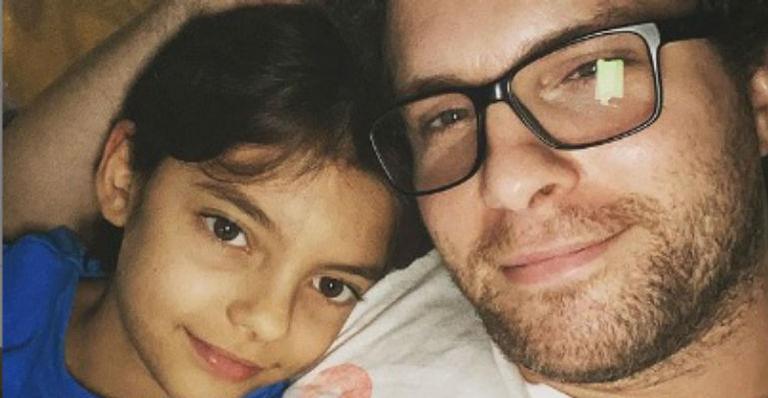 Thiago Fragoso surge ao lado do filho e se impressiona com o crescimento do garoto
