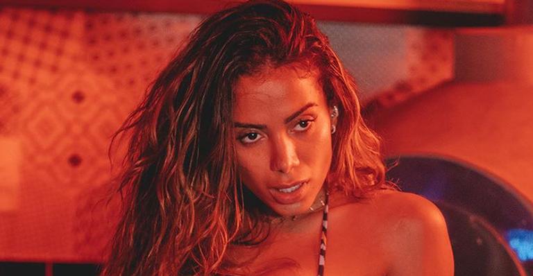 Anitta surge com maiô ousado e quase mostra demais durante live: ”To babando”